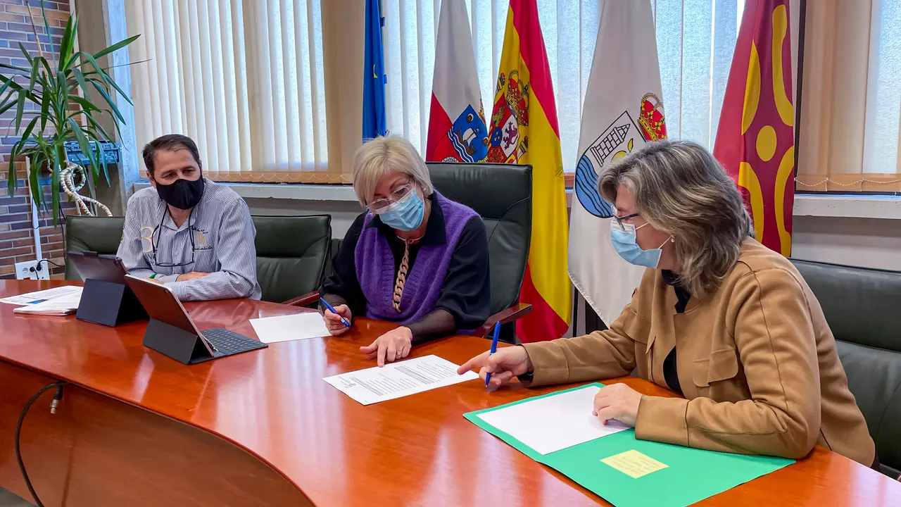 La alcaldesa, Rosa D&iacute;az, y el concejal de Empleo, Pedro Roca, en la reuni&oacute;n de trabajo con la responsable de la ADL