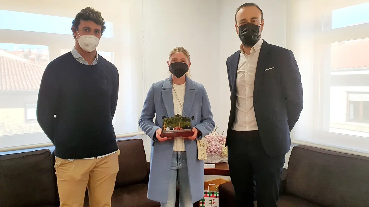 El alcalde de Torrealavega felicita a la tenista Cristina Bucsa