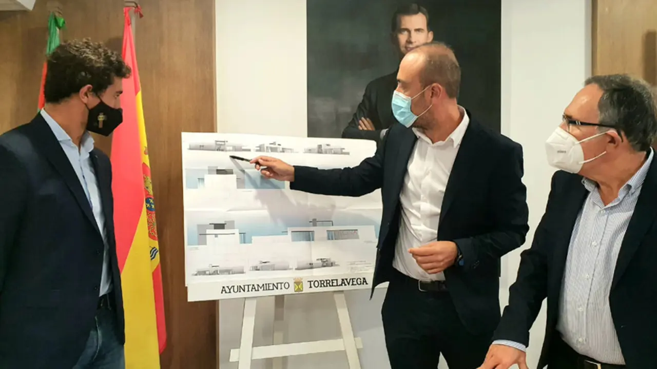 El alcalde, Javier López Estrada, y los concejales de Obras y Deportes, José Manuel Cruz Viadero y Nacho González, presentan el proyecto de piscinas al aire libre
