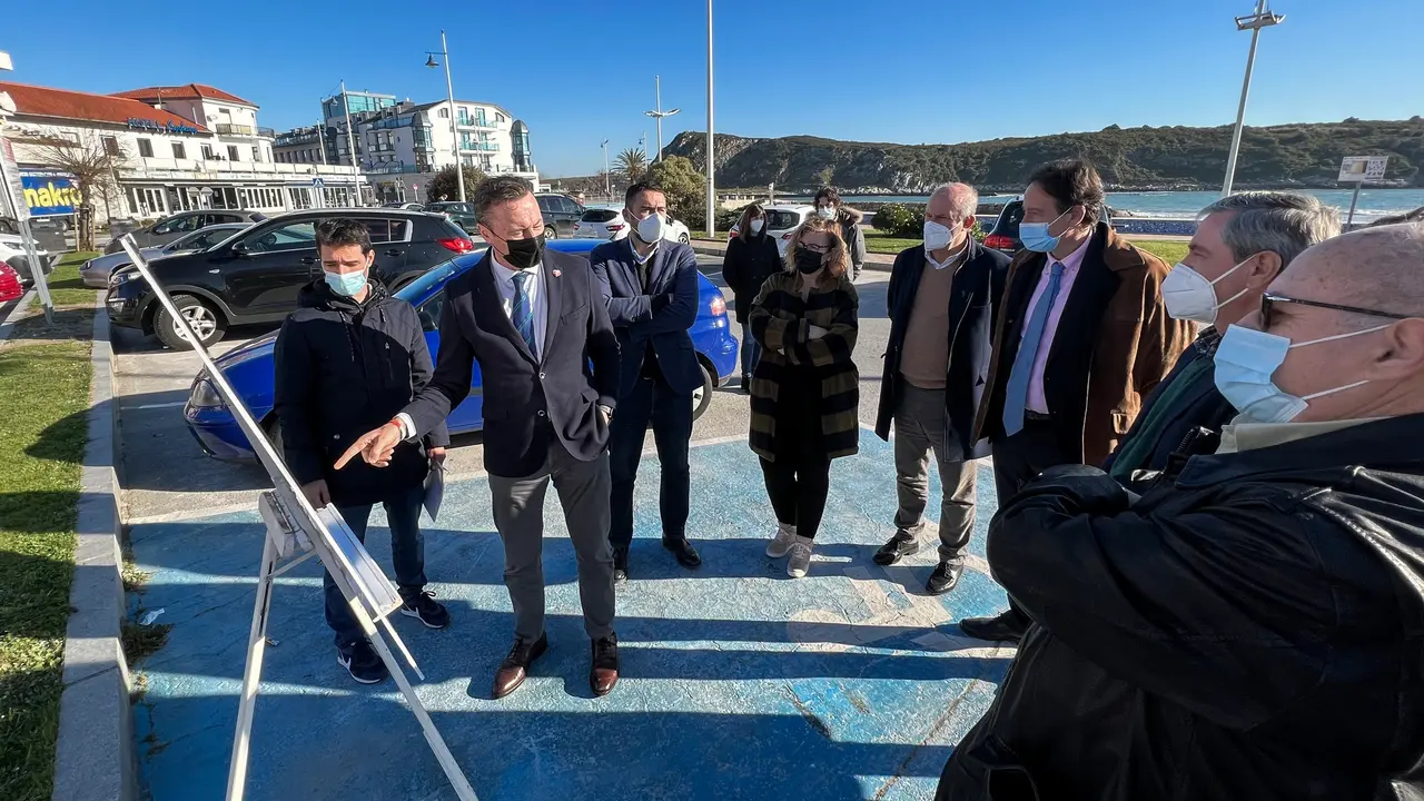 Los consejeros de Obras P&uacute;blicas, Jos&eacute; Luis Gochicoa, y de Desarrollo Rural, Guillermo Blanco, inauguran la renovaci&oacute;n de la red de saneamiento de Suances