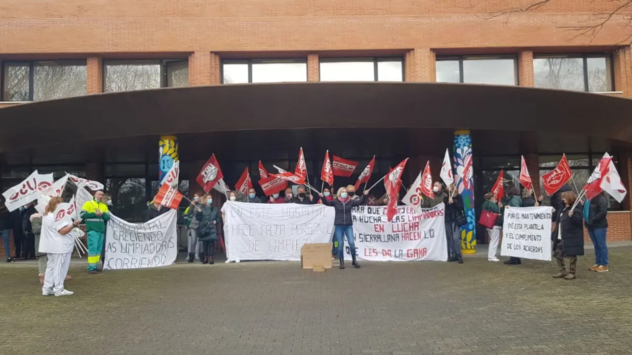 Concentración en el Hospital Sierrallana por el conflicto del servicio de limpieza