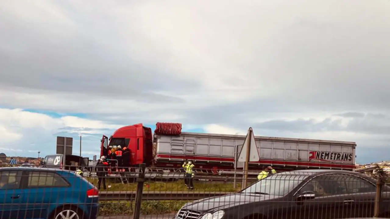 La S-10 ha registrado largos atascos por la salida de la carretera de un camión | Foto- edc