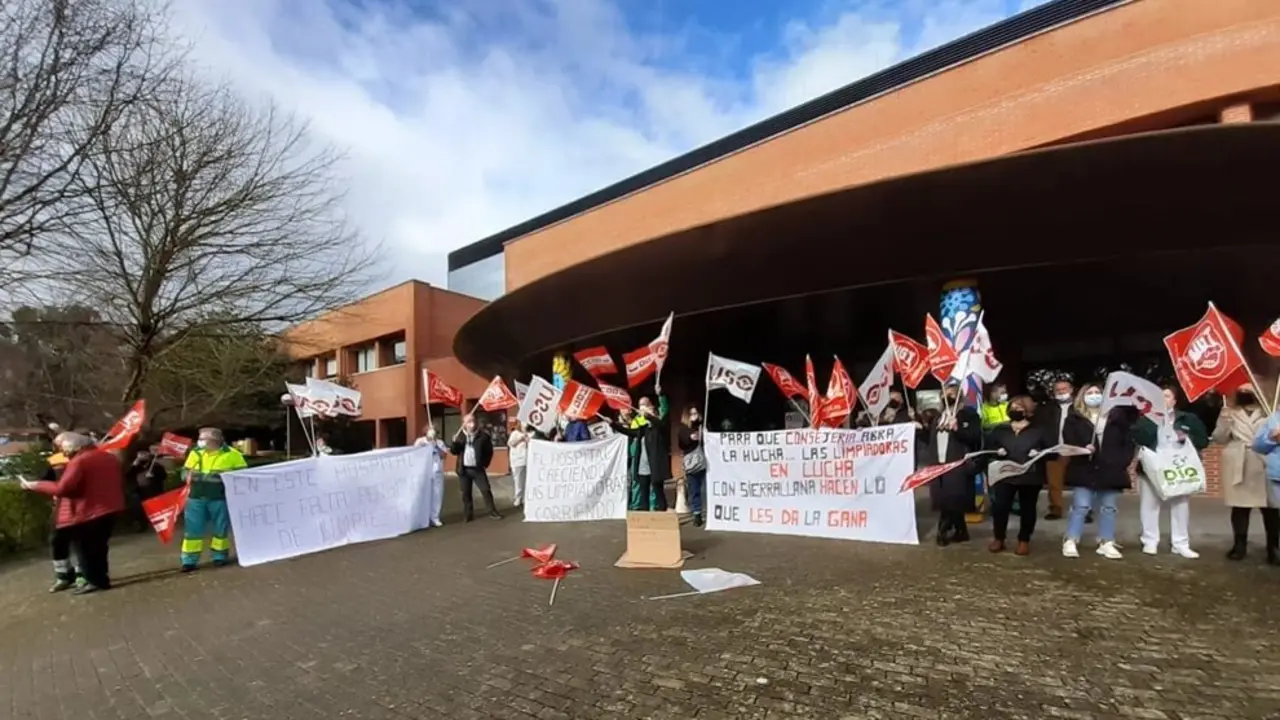 Concentración de protesta de la plantilla del servicio de limpieza del Hospital Sierrallana