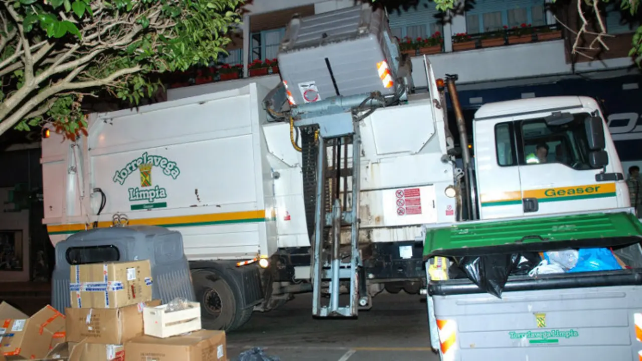 Camión de recogida de basuras de Torrelavega | Foto- Lalo Cuevas