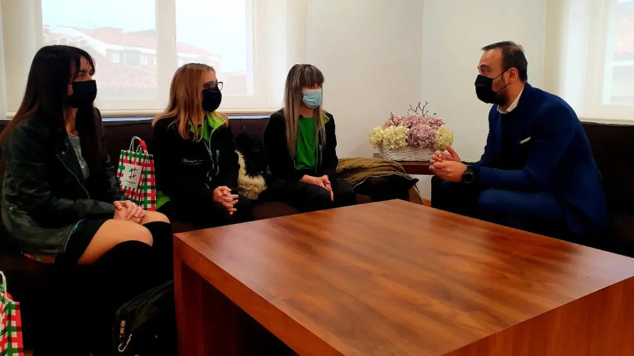 Las trabajadoras de Limpiezas de Besaya, junto al alcalde de Torrelavega, Javier López Estrada