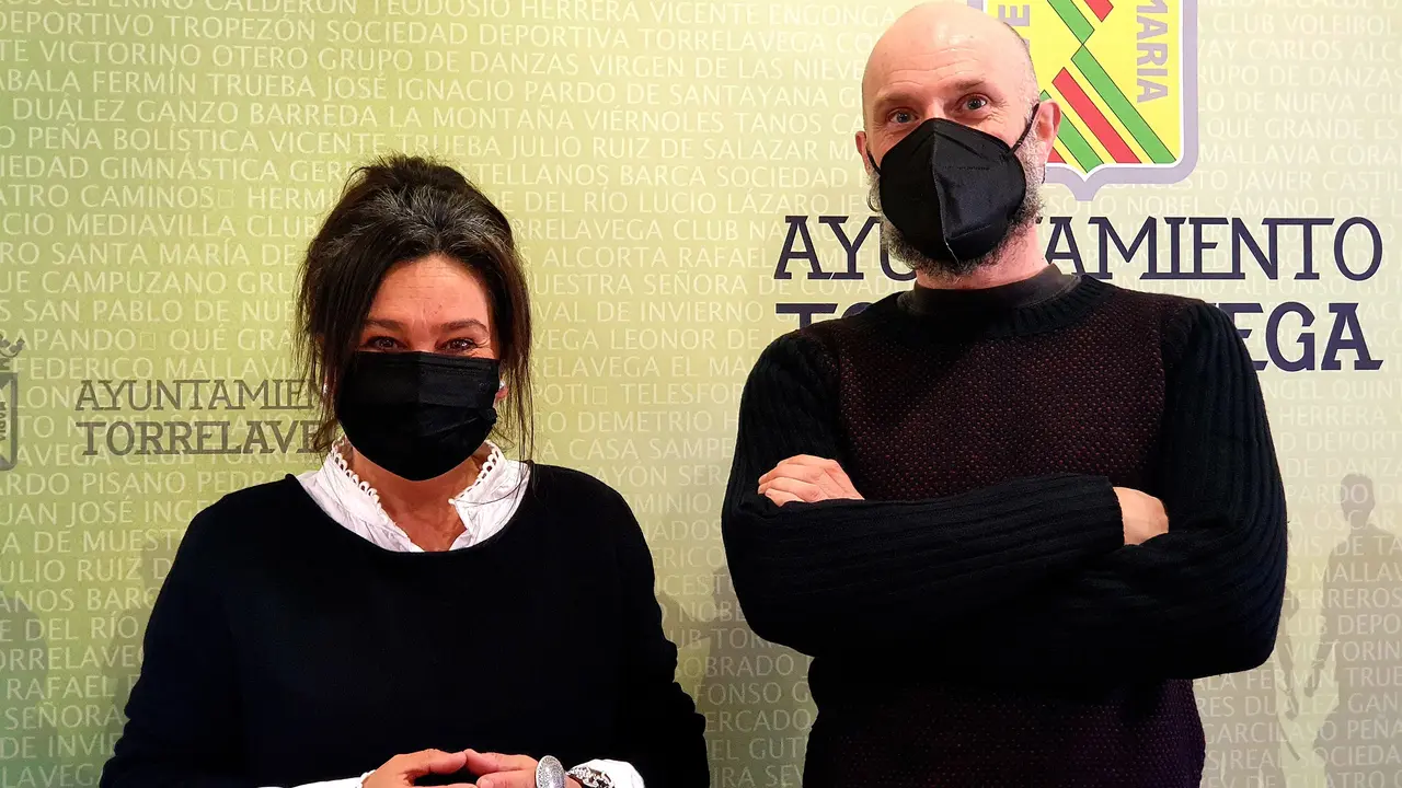 La concejala de Cultura y Educaci&oacute;n, Esther V&eacute;lez, y el coordinador de UNATE Torrelavega, Daniel Guti&eacute;rrez