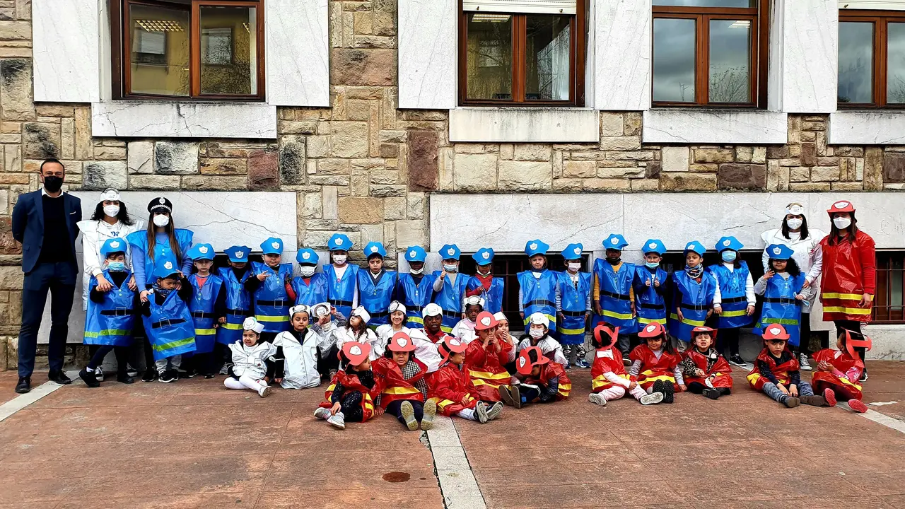 El alcalde de Torrelavega, Javier L&oacute;pez Estrada, recibe a ni&ntilde;os disfrazados