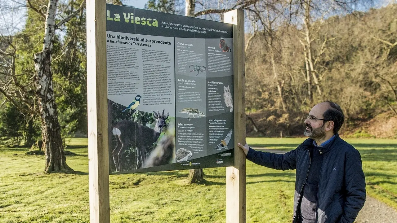 Jos&eacute; Luis Urraca junto a un cartel informativo en La Viesca