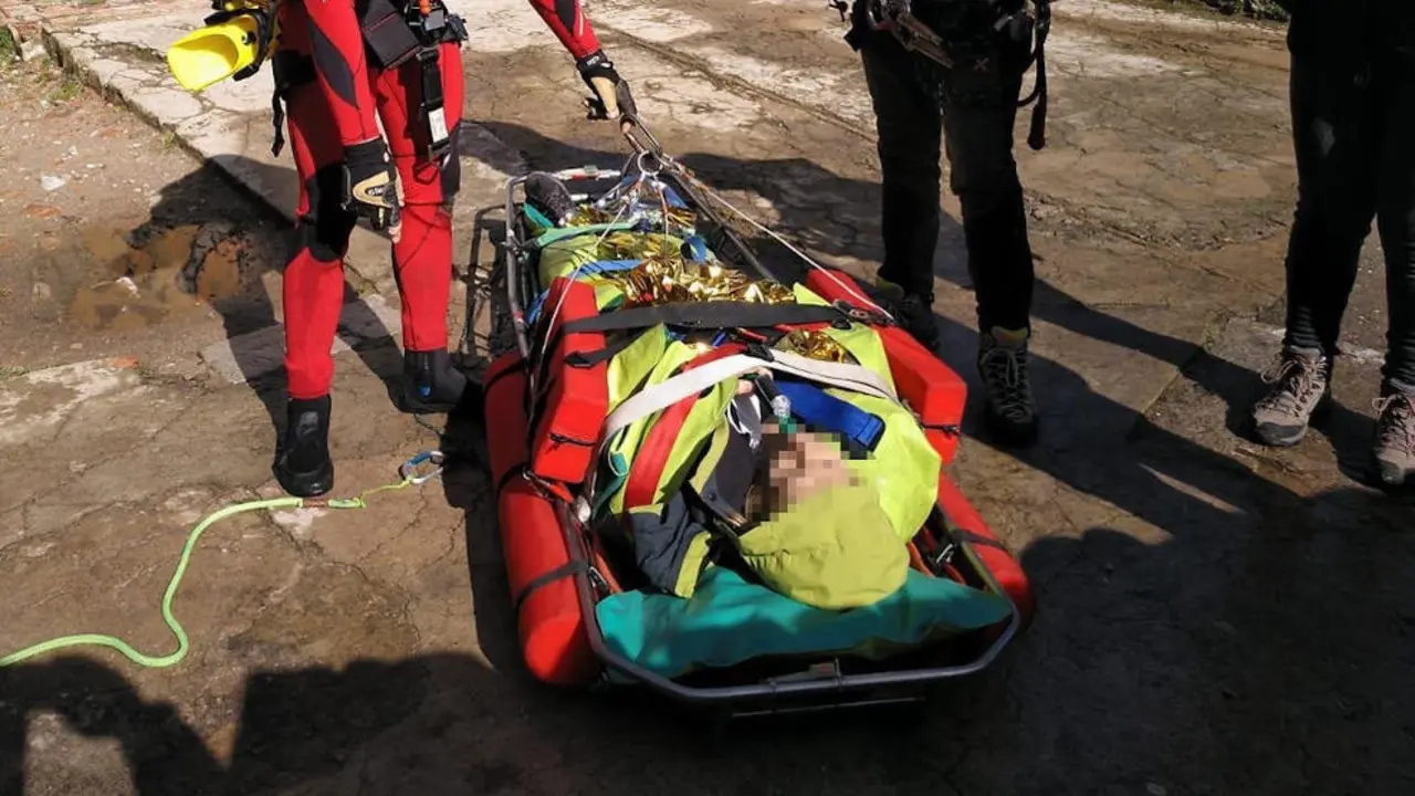  Evacuación de la mujer herida en el Faro del Caballo de Santoña
