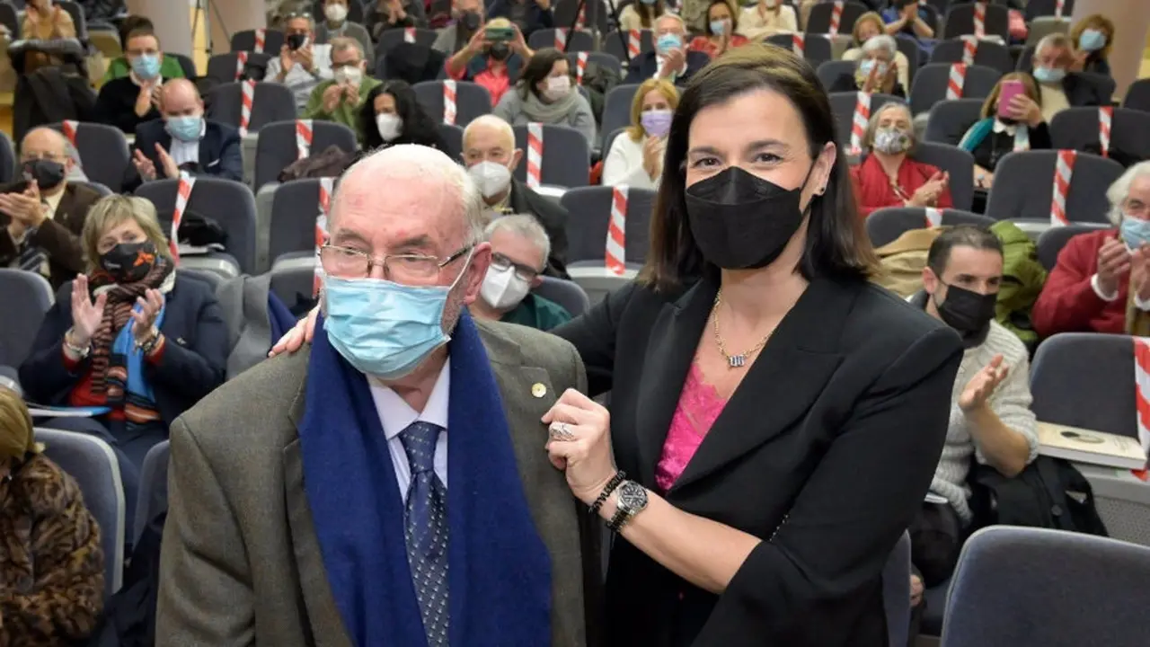 La alcaldesa de Santander, Gema Igual, impone al escritorio Luis de Escallada, la insignia con la Estela de Oro de las Letras de Cantabria durante un acto celebrado en el Ateneo por el Día de las Letras