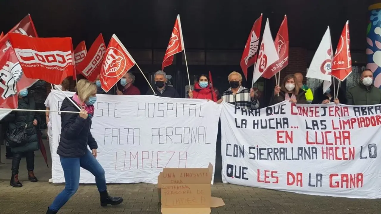 Concentración de protesta de la plantilla del servicio de limpieza de Sierrallana