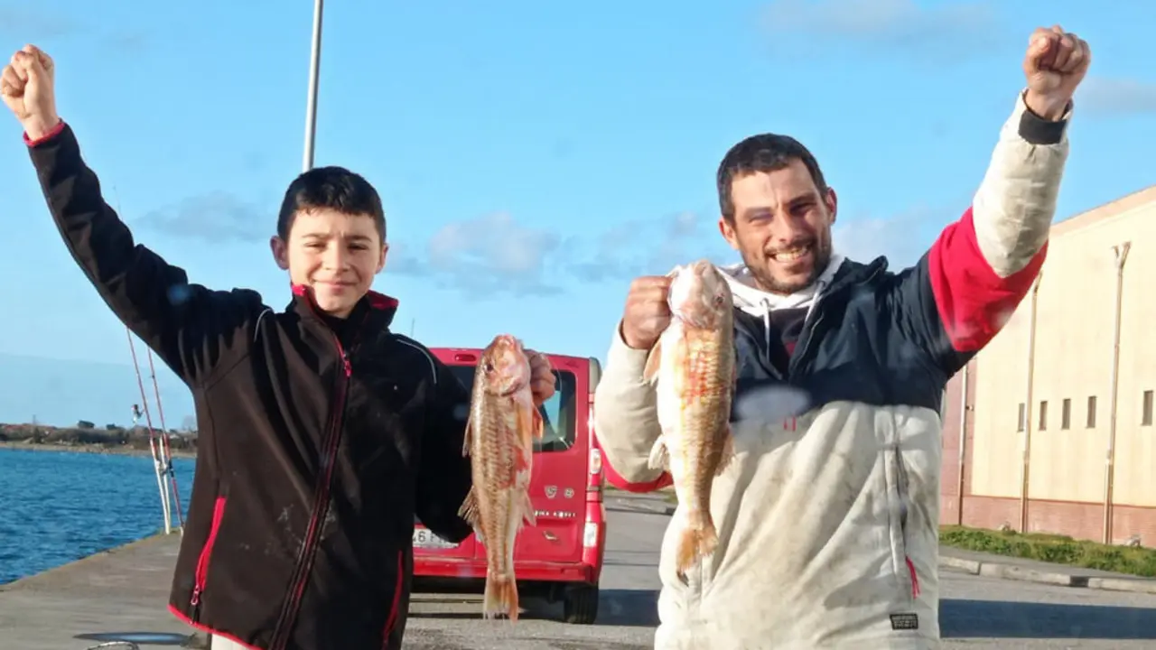 Yoel Arina y Ángel Ares, con los salmonetes de 1,1 y 1,3 kilos