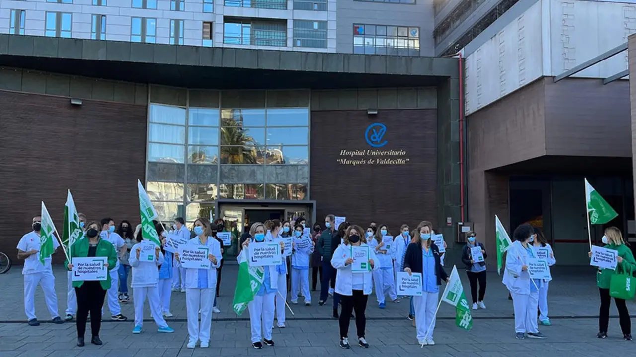 Concentración de enfermeros y fisioterapeutas ante el Hospital Valdecilla