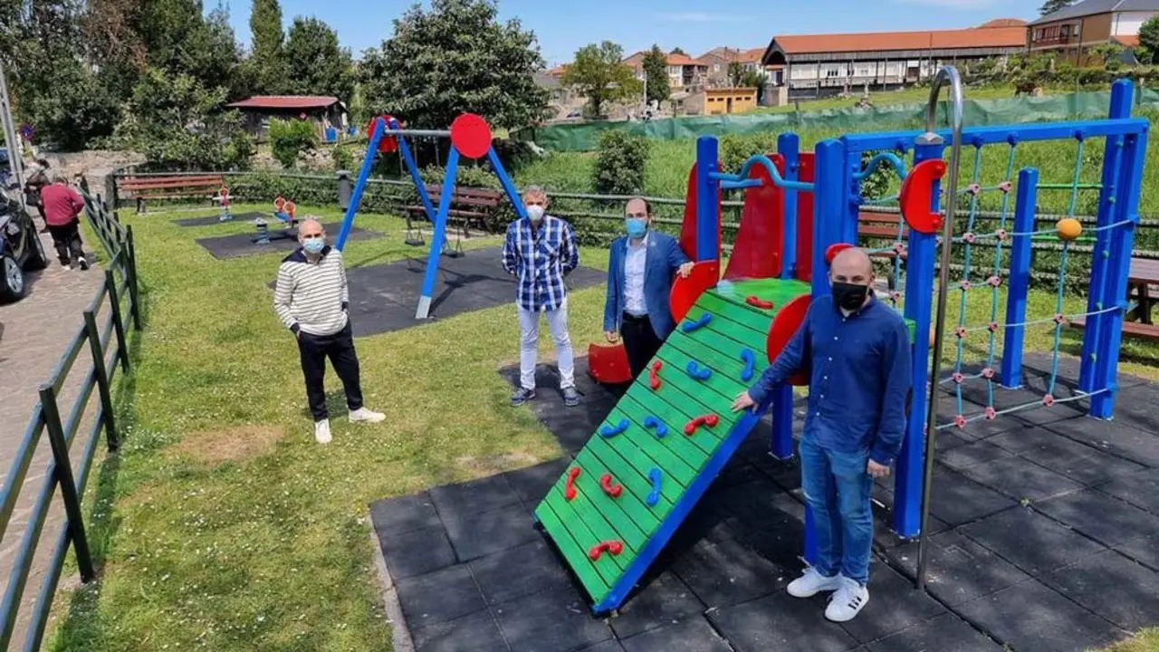 El concejal de Medio Ambiente, José Luis Urraca, junto a miembros de la Junta de Viérnoles en el parque San Román tras su remodelación