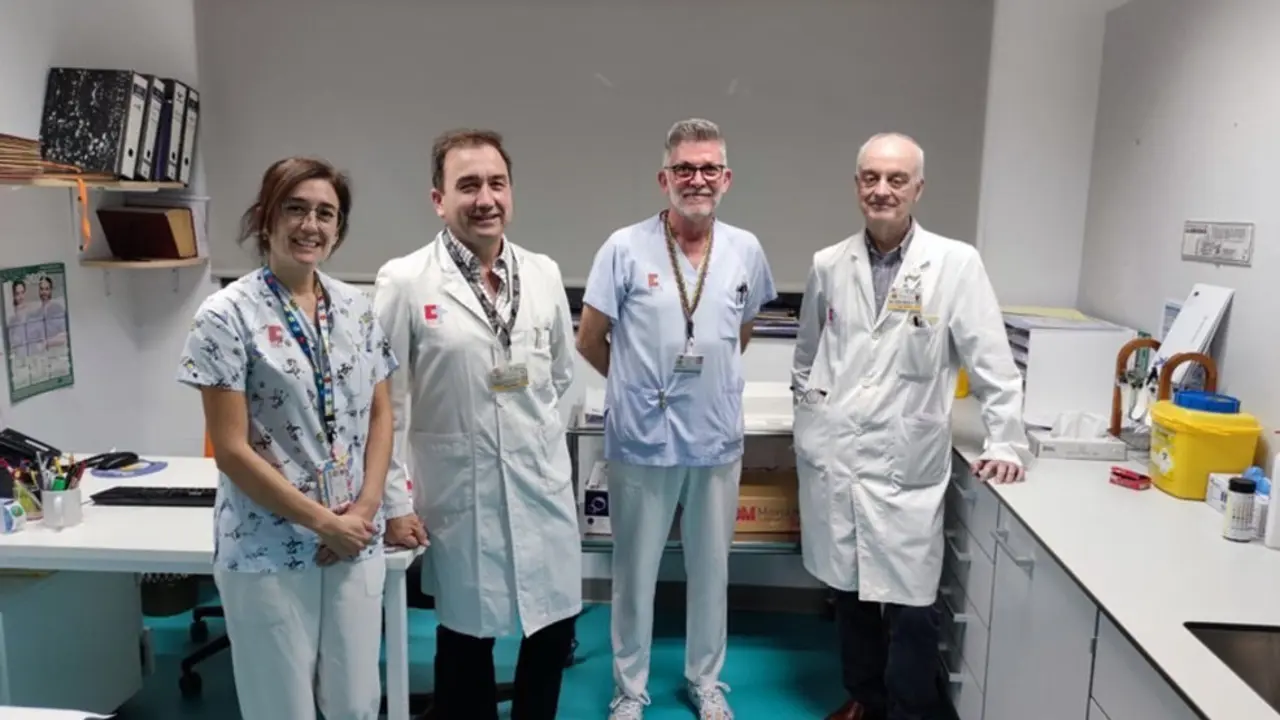 De izquierda a derecha de la imagen el equipo de la consulta- la enfermera Asun Arias; el pediatra, Domingo González Lamuño; el enfermero Joan Canal y el internista Jose Antonio Riancho