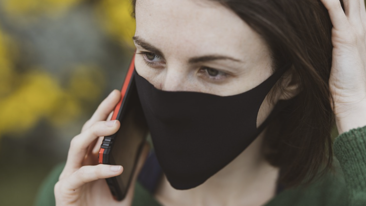 Mujer hablando por tel&eacute;fono | Foto- Pixabay