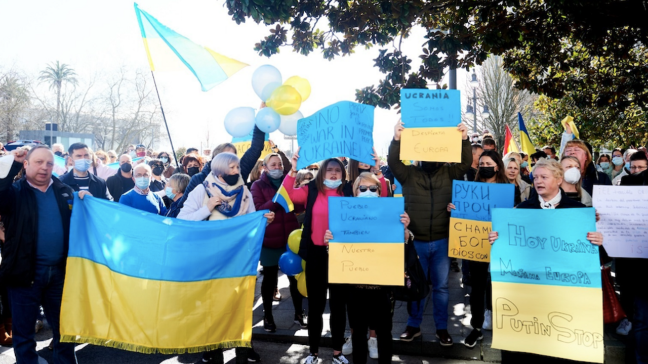 Ucranianos residentes en Cantabria en una concentración en Santander contra la guerra e invasión de Rusia