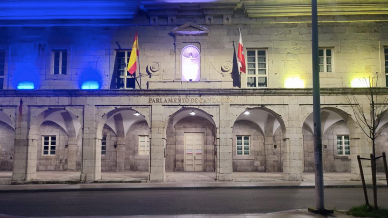  El Parlamento de Cantabria se ilumina para solidarizarse con el pueblo ucraniano