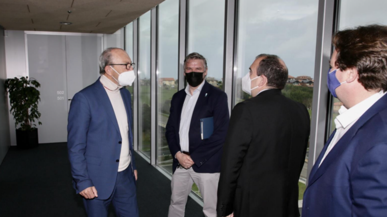 Reunión representantes de la Consejería de Transporte con Alsa