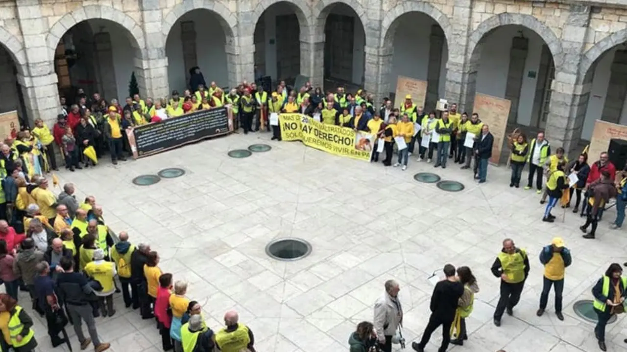 Afectados por derribos en una de sus concentraciones en el Parlamento de Cantabria
