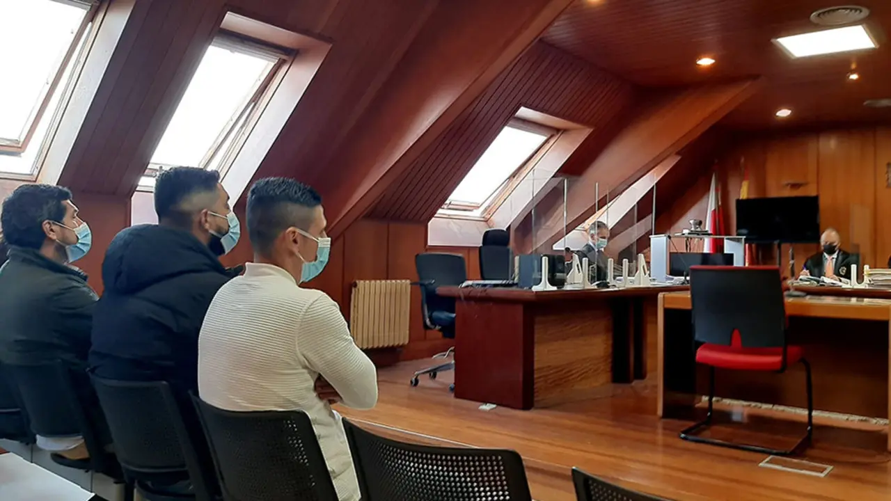 Tres de los acusados de introducir cocaína en piñas en el juicio