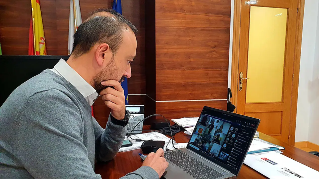 El alcalde, Javier López Estrada, durante un Pleno telemático