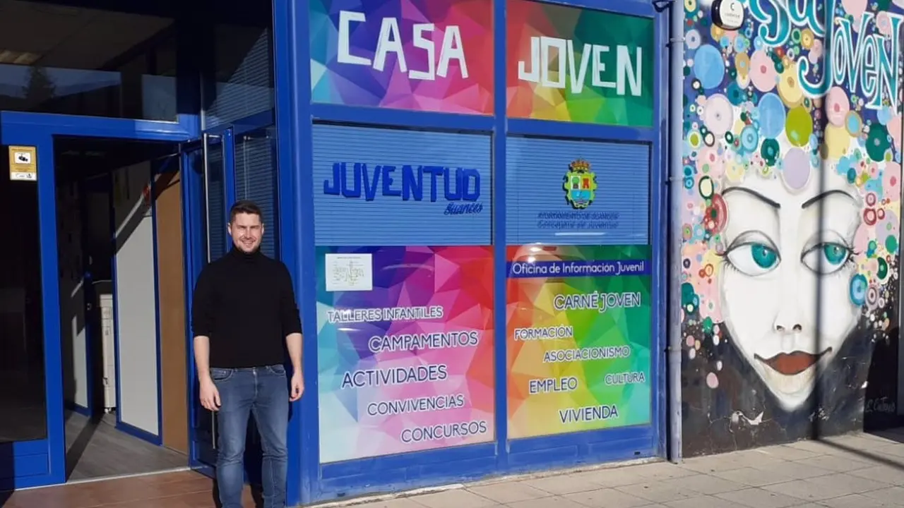 El concejal de Juventud de Suances, Fran Gascón, en la Casa Joven