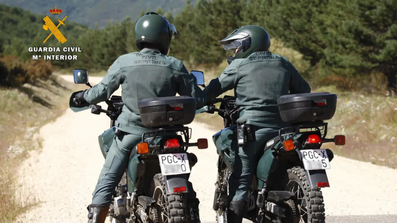 Agentes del Seprona vigilando zonas forestales para prevenir incendios