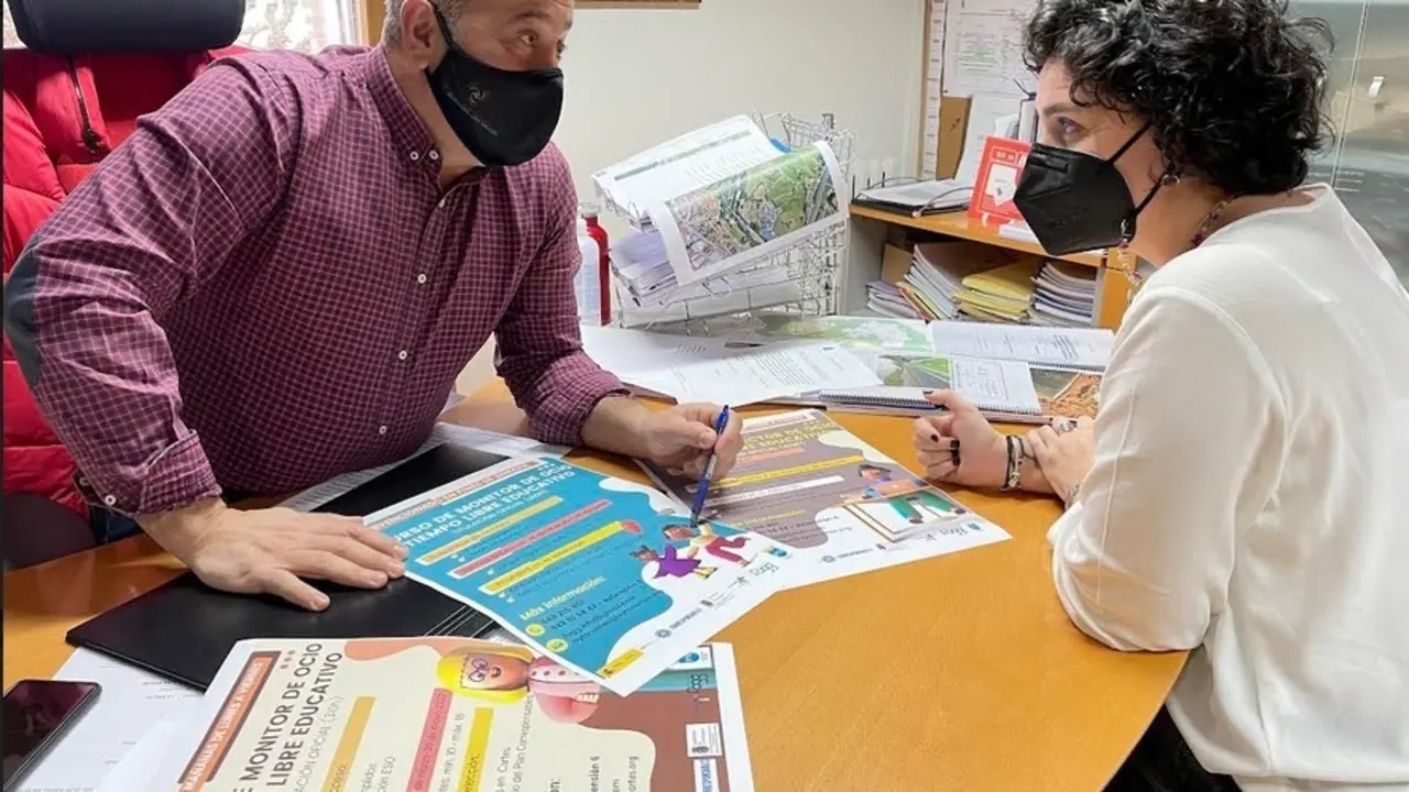 El alcalde de Cartes, Agust&iacute;n Molleda, y la concejala de Empleo, Lorena Cueto