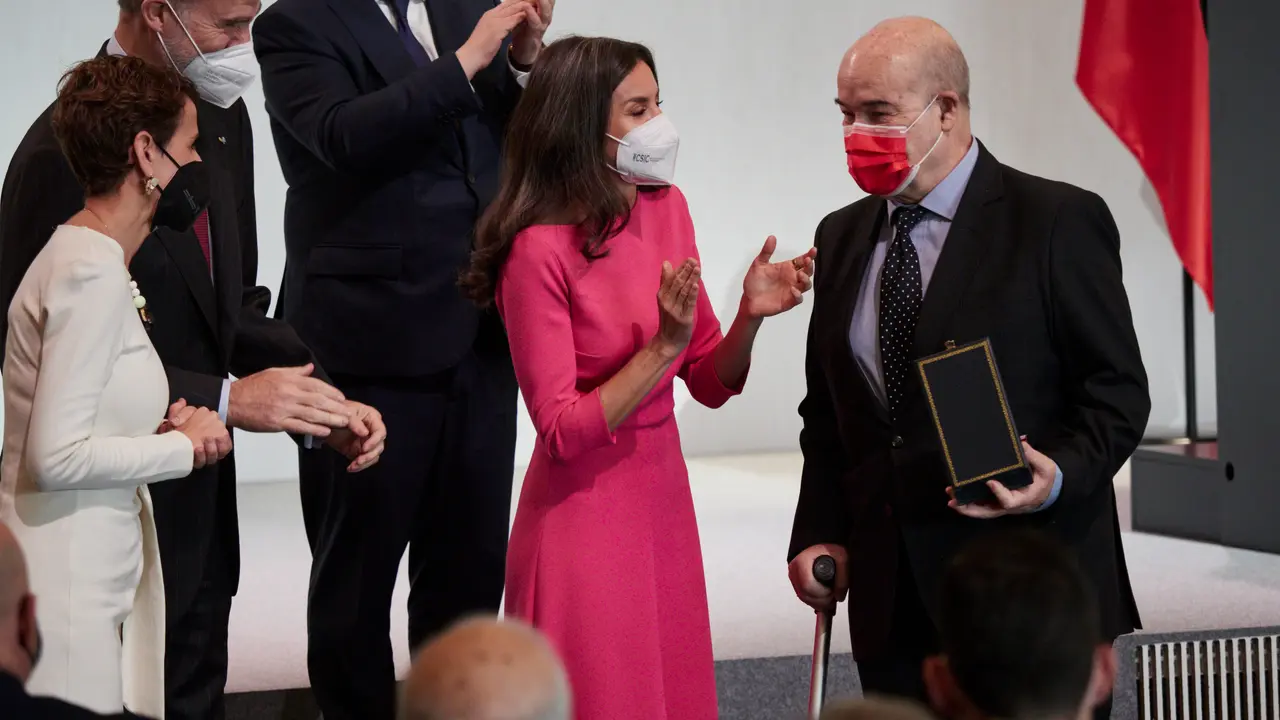 El actor Antonio Resines, con la Medalla de Oro de las Bellas Artes 2020, junto a los Reyes Don Felipe y Do&ntilde;a Letizia, la presidenta de Navarra, Mar&iacute;a Chivite, y el ministro de Cultura y Deporte, Miquel Iceta