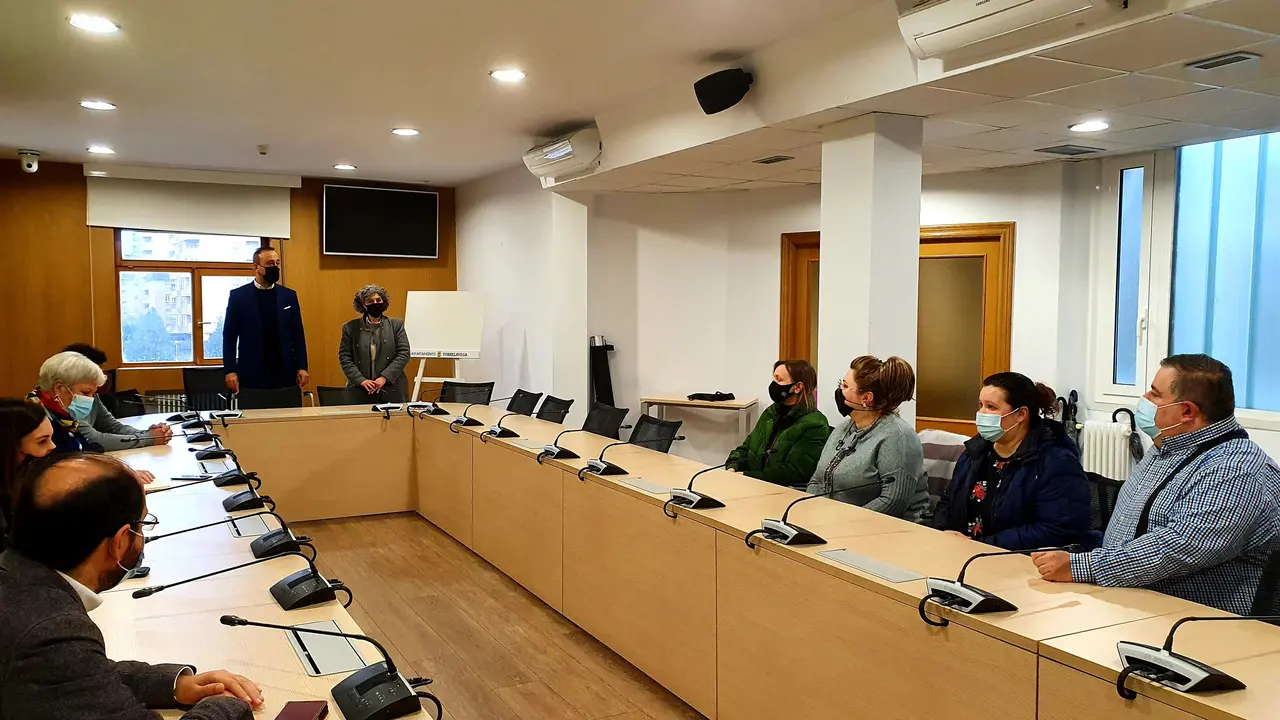 Reuni&oacute;n del Ayuntamiento con ucranianos residentes en Torrelavega