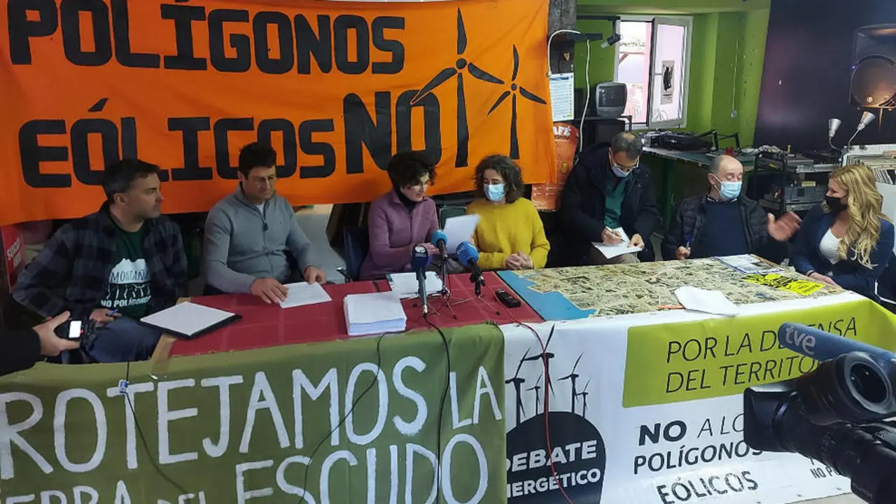Rueda de prensa de grupos vecinales de los valles del centro:sur de Cantabria y Montaña Palentina sobre polígonos eólicos