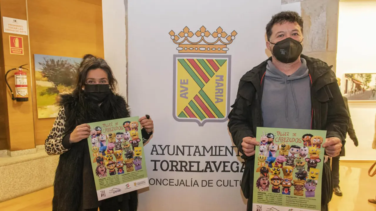 La concejala Esther Vélez y Fran Querol presentan el 9&ordm; taller de cabezudos