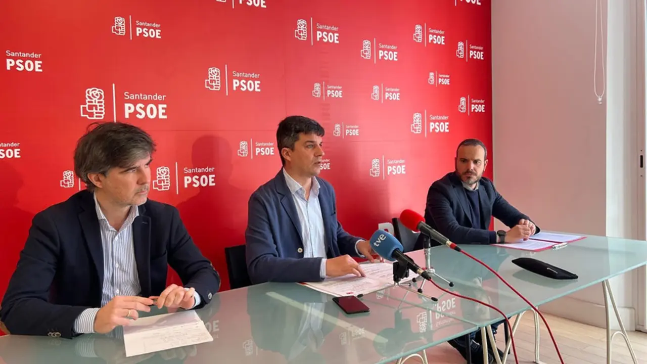 El portavoz socialista, Daniel Fernández, en el centro, durante la rueda de prensa