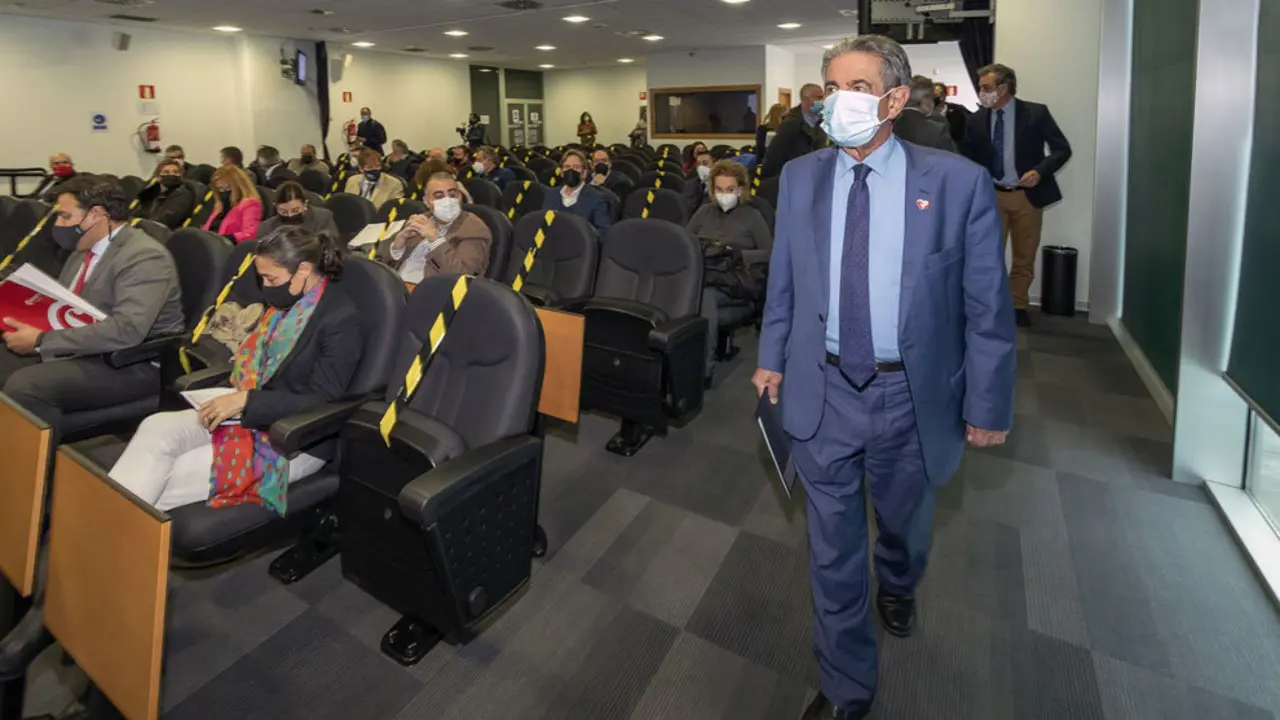 El presidente de Cantabria, Miguel Ángel Revilla, acompañado del consejero de Industria, Javier López Marcano, preside la reunión de la Alianza por la Industria convocada para analizar la repercusión de la guerra en Ucrania