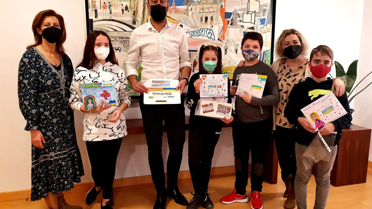 Profesores y alumnos de 5&ordm; y 6&ordm; de Primaria del colegio Fernando de los R&iacute;os de Torrelavega se re&uacute;nen con el alcalde, Javier L&oacute;pez Estrada