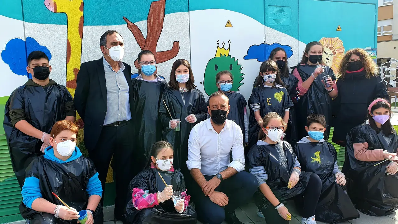 El alcalde de Torrelavega, Javier L&oacute;pez Estrada, y el primer teniente de alcalde, Jos&eacute; Manuel Cruz Viadero, posan junto a los escolares que est&aacute;n decorando los cuadros el&eacute;ctricos y centros de transformaci&oacute;n del municipio