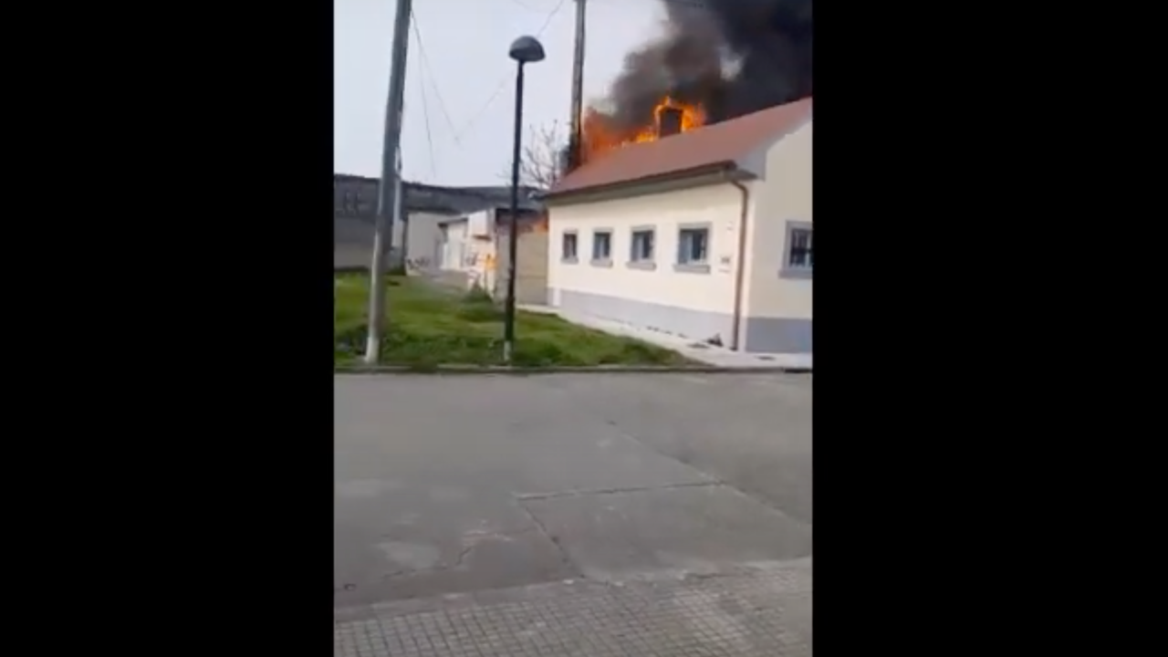 Grandes llamas alertan a los santo&ntilde;eses cuando celebran el D&iacute;a del Trasmerano