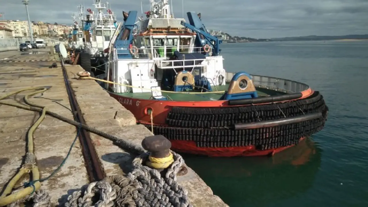 Remolcadora en el puerto de Santander