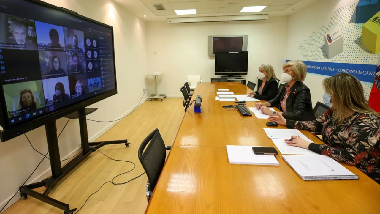 La consejera de Educación y Formación Profesional, Marina Lombó, mantiene una reunión por videoconferencia con los coordinadores de interculturalidad