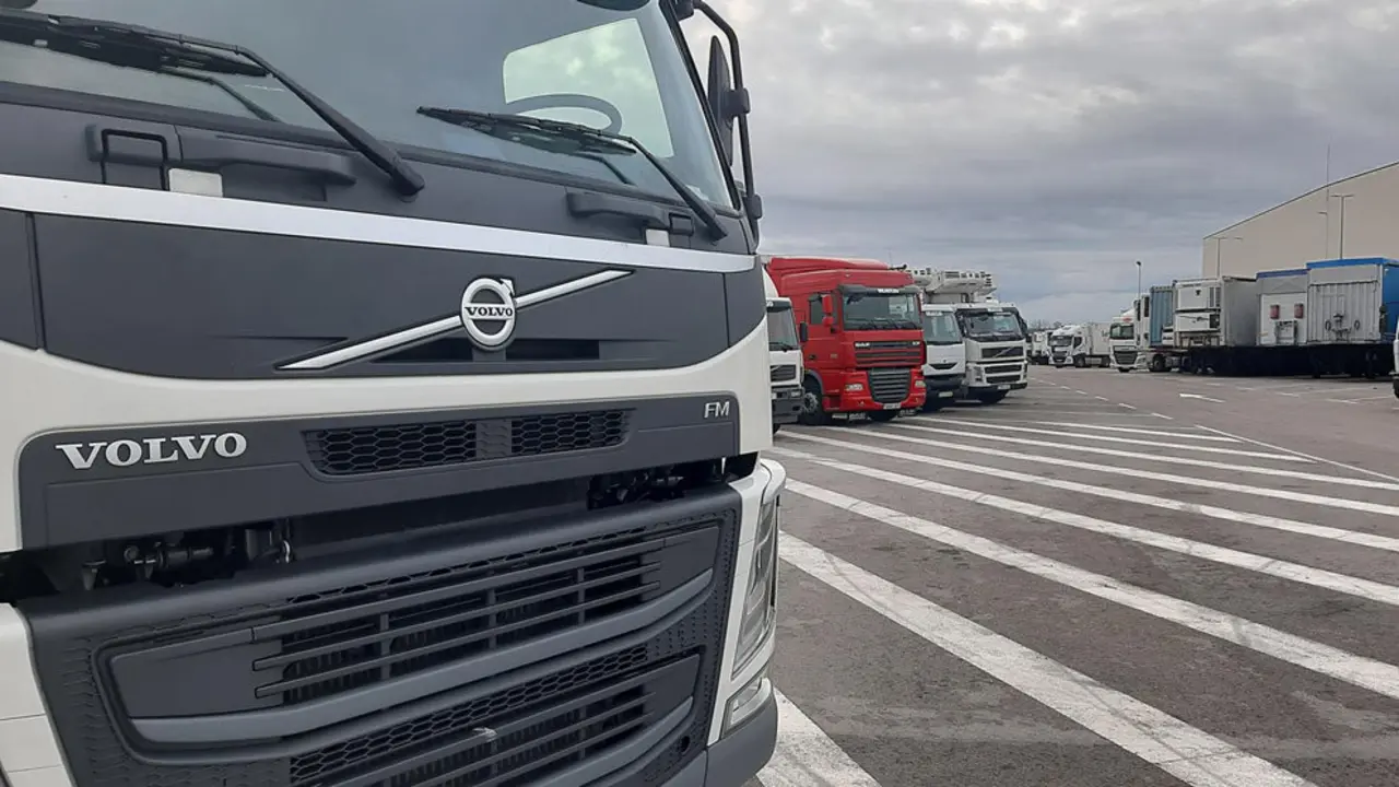 Camiones aparcados en un centro de trabajo de Cantabria