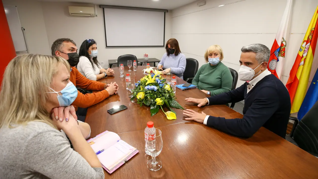 El vicepresidente de Cantabria, Pablo Zuoaga, reunido con representantes de la Asociaci&oacute;n de Ucranianos en Cantabria OBERIG en una foto de archivo
