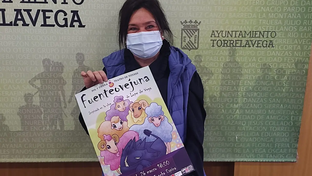 La concejala de Educaci&oacute;n y Cultura, Esther V&eacute;lez, con el cartel de la obra de t&iacute;teres Fuenteovejuna