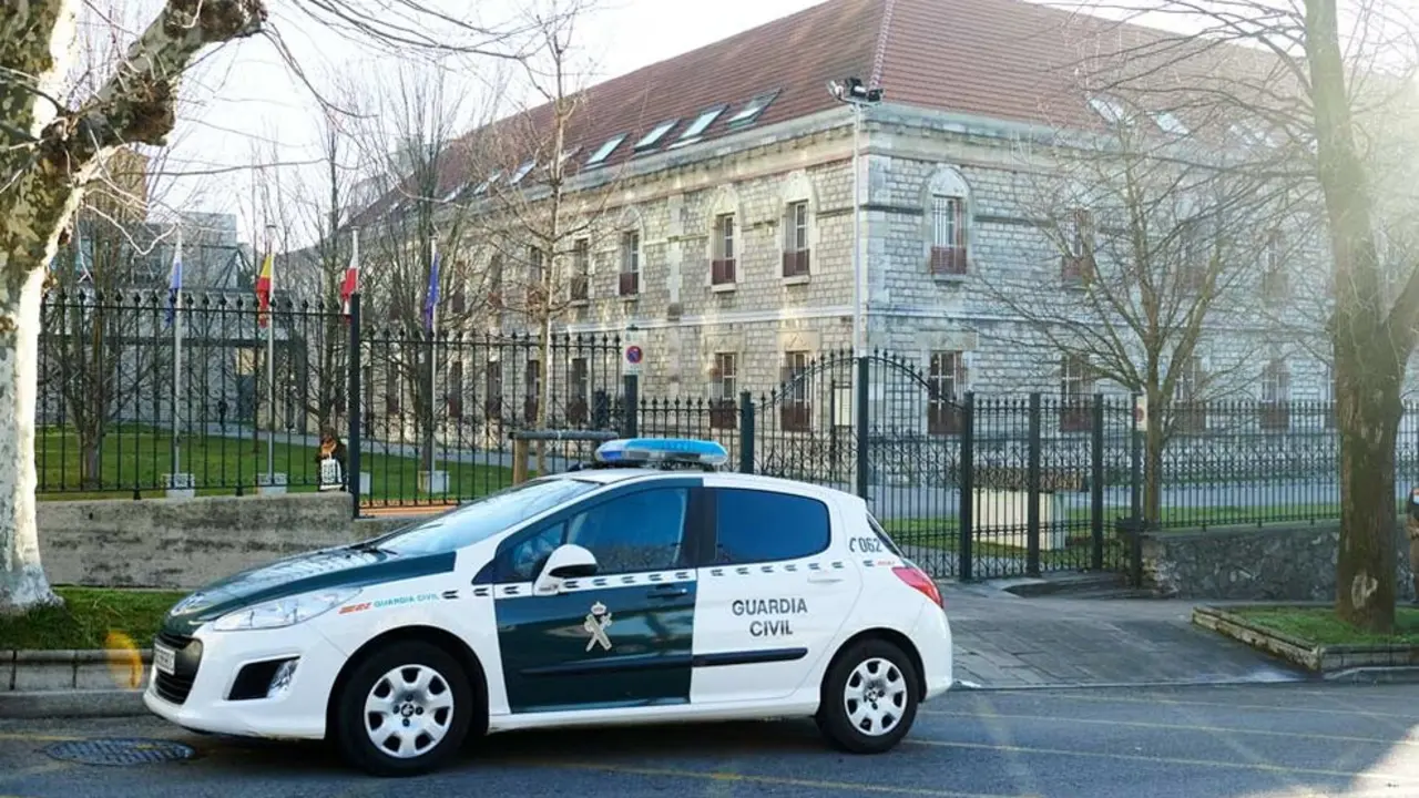 Un vehículo de la Guardia Civil en el Palacio de la Justicia de Cantabria