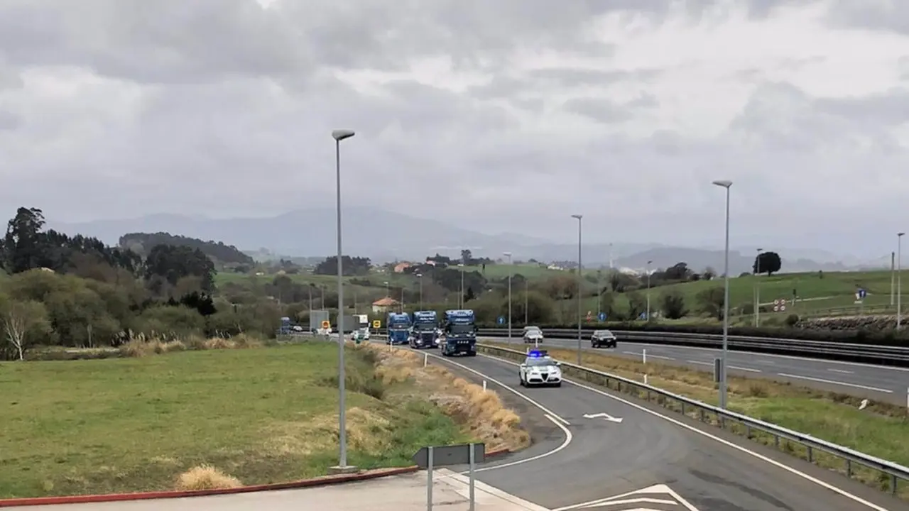 Agentes de la Guardia Civil escoltan a camioneros en Cantabria con motivo de la huelga