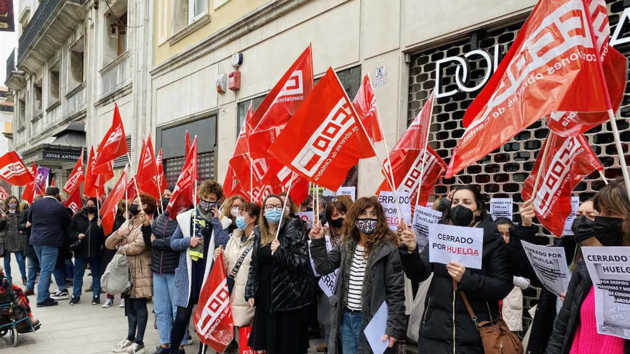 Concentración de trabajadoras de Douglas en Santander