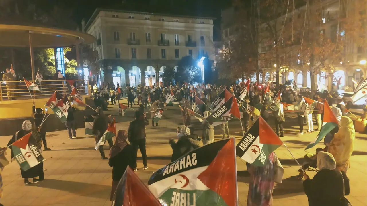 Concentraci&oacute;n en favor del pueblo saharaui en Torrelavega