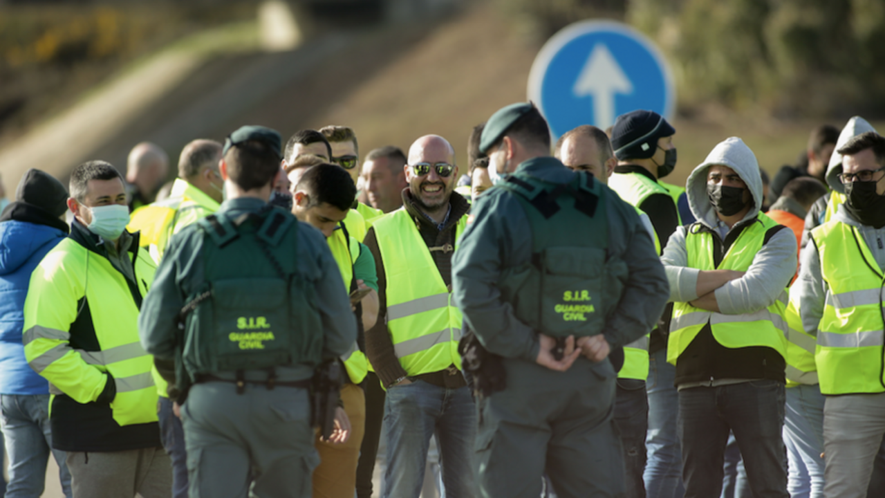 Dos agentes de la Guardia Civil hablan con los miembros de un piquete que han cortado la A-6 en ambos sentidos a la altura de Guitiriz, a 18 de marzo de 2022, en Guitiriz, Lugo, Galicia