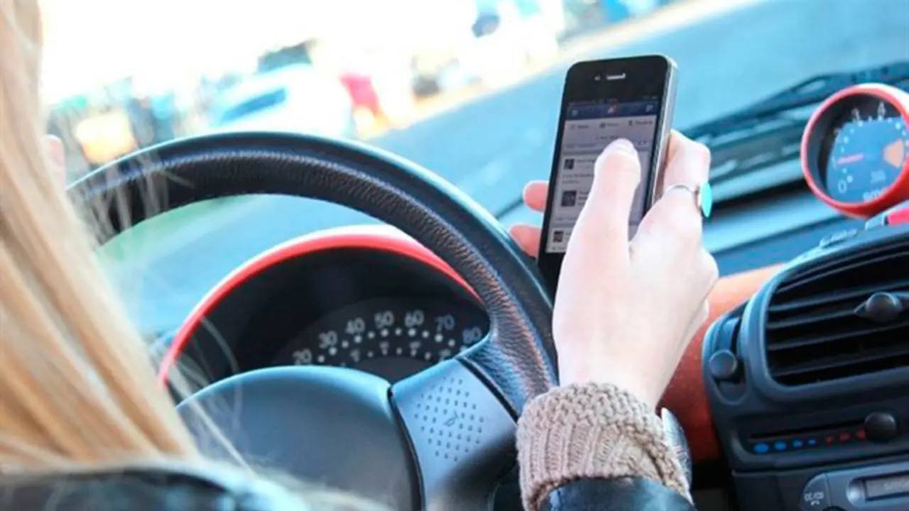 Se endurecen las sanciones por conducir usando el móvil