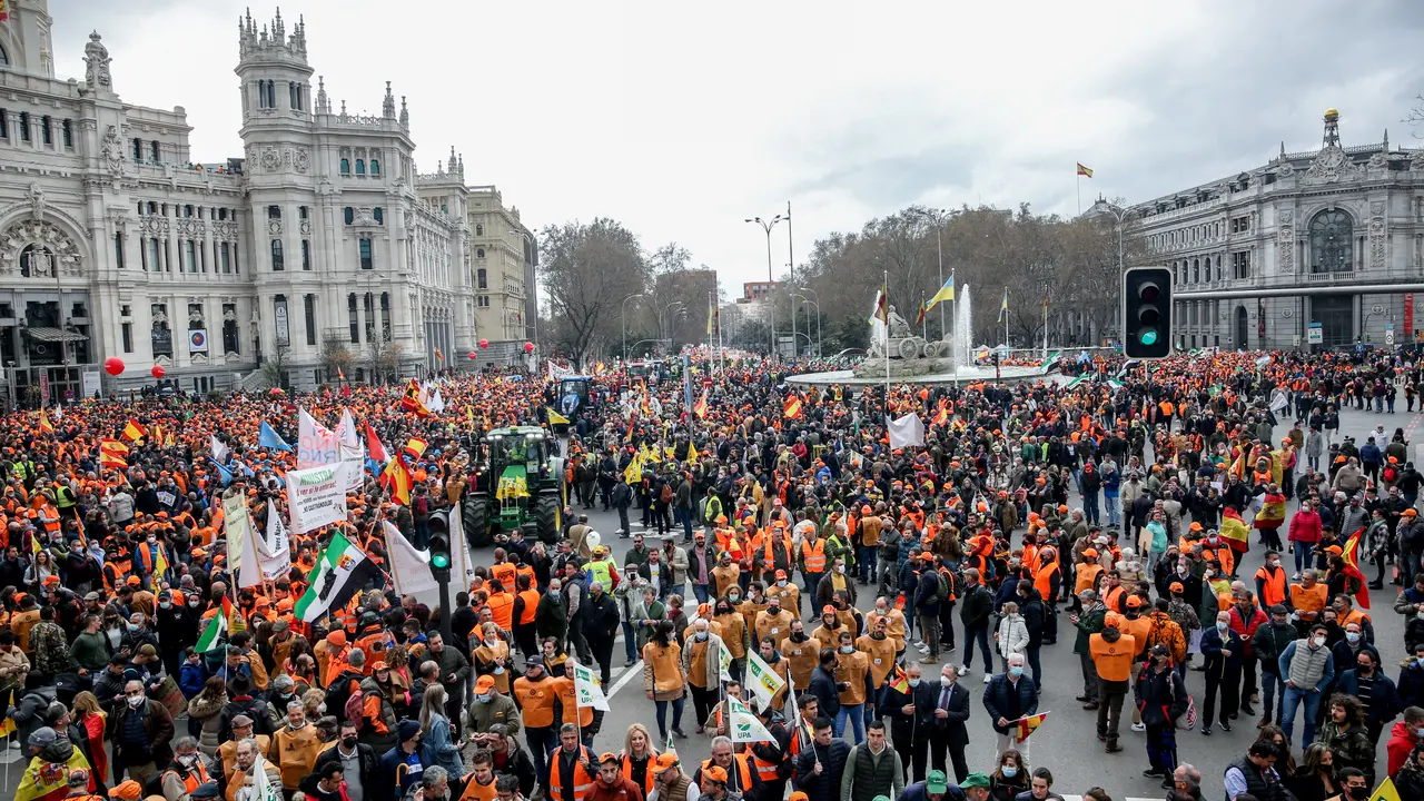 Decenas de miles de personas se manifiestan, en la plaza de Cibeles, al comienzo de la marcha &lsquo;20M&rsquo;